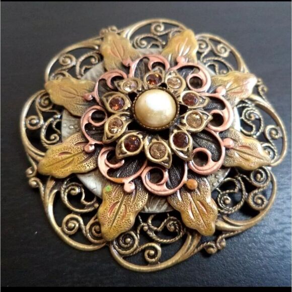 VINTAGE PEARL RHINESTONE FLOWER GOLD TONE 1 7/8" BROOCH - Picture 1 of 2